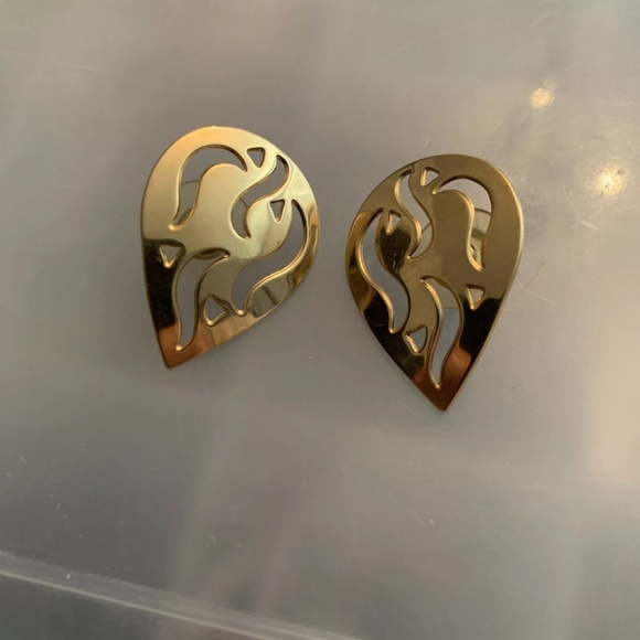 Vintage Signed MONET Goldtone Polished TEARDROP Style Pierced Earrings - Picture 1 of 3